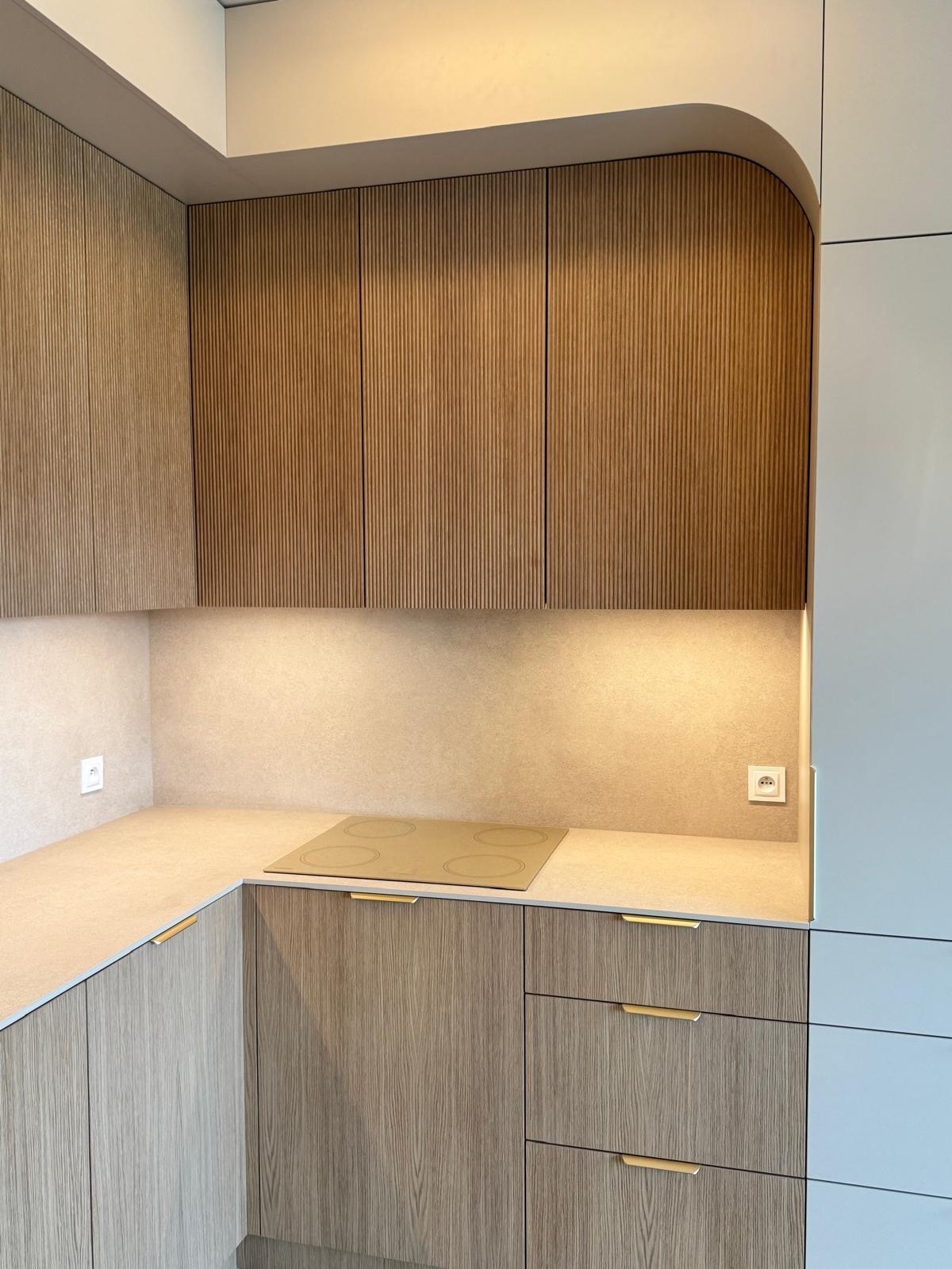 Elegante Designküche mit Liniert-Fronten in Holzoptik