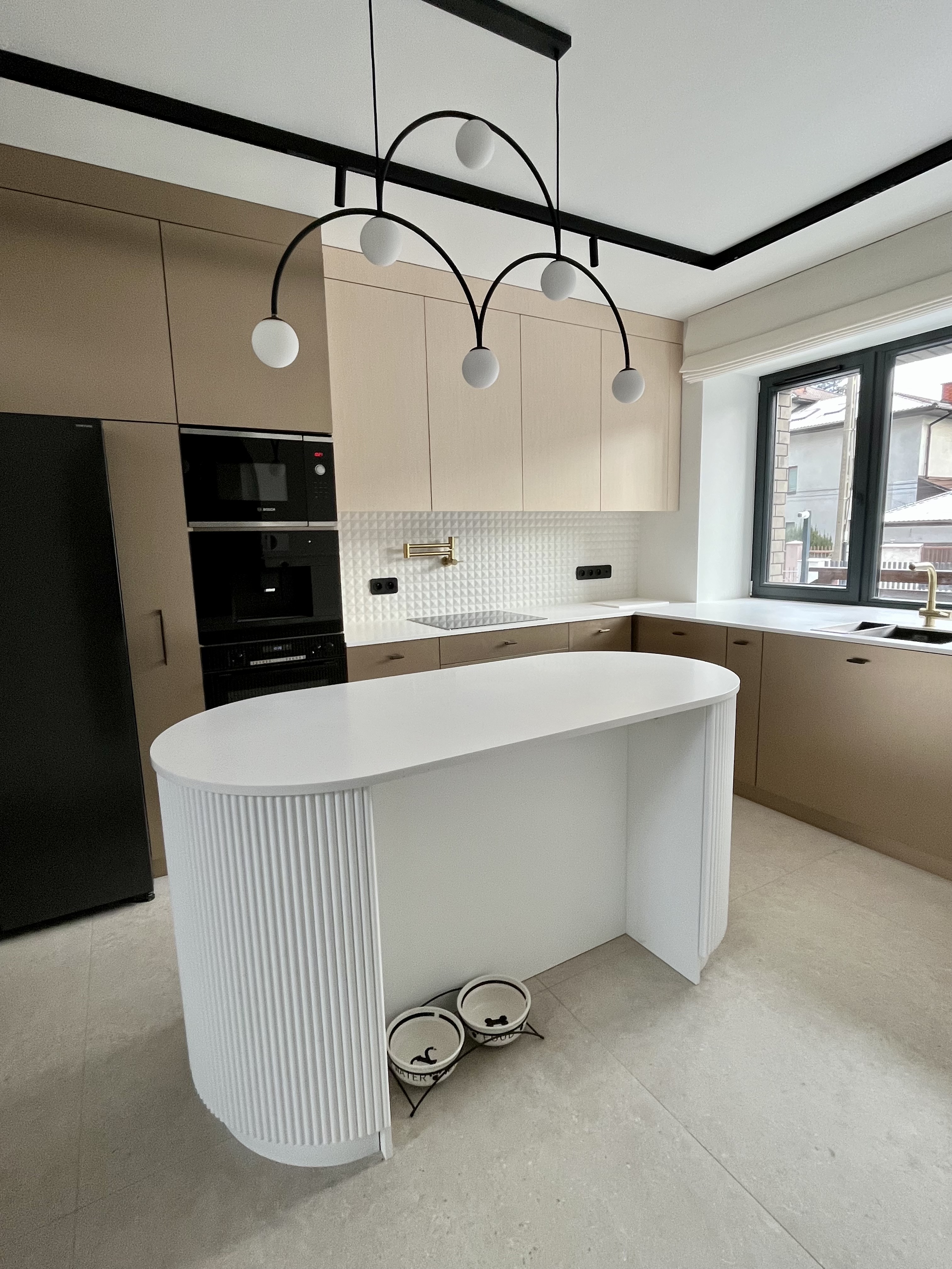 Moderne METOD Küche mit warmer Zweiton-Optik